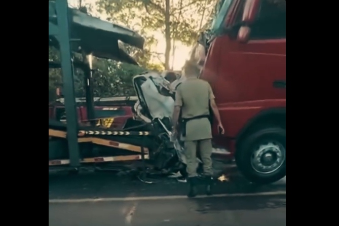 Acidente na BR-153/TO envolvendo carretas e carro deixa 2 mortes, entre Pugmil e Nova Rosalândia