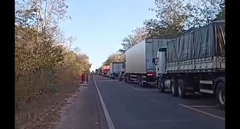 Acidente na BR-153/TO envolvendo carretas e carro deixa 2 mortes, entre Pugmil e Nova Rosalândia
