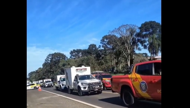 Acidente entre carreta e micro-ônibus mata 23 pessoas na BR-373/PR, entre Imbituva e Ipiranga, nos Campos Gerais do Paraná.