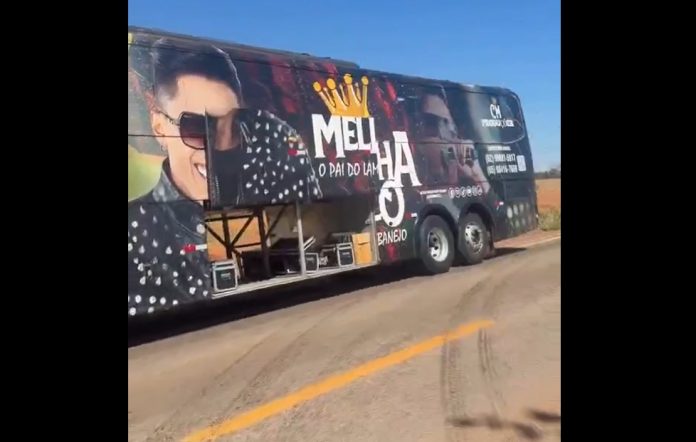 Ônibus irregular do cantor Cesinha Mello causa susto na equipe após problemas em uma roda em rodovia do MT