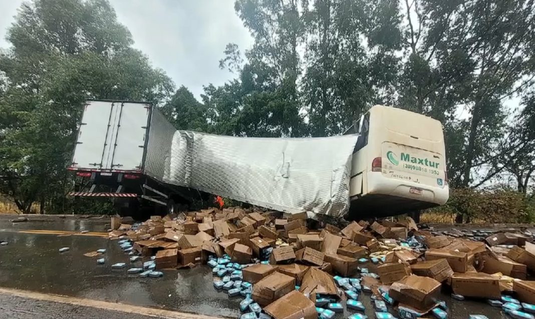 Sobe para dois o total de mortes em acidente entre ônibus e carreta na BR-040/MG, em Três Marias Sobe para dois o total de mortes em acidente entre ônibus e carreta na BR-040/MG, em Três Marias