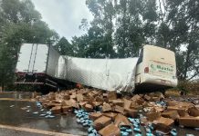 Sobe para dois o total de mortes em acidente entre ônibus e carreta na BR-040/MG, em Três Marias Sobe para dois o total de mortes em acidente entre ônibus e carreta na BR-040/MG, em Três Marias