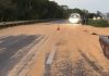 Carreta tomba na BR-101 em Paulo Lopes (SC) e bloqueia faixa por quase três horas