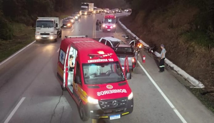 Acidente na BR-282/SC mata motoqueiro e fere duas pessoas, em Santo Amaro da Imperatriz Acidente na BR-282/SC mata motoqueiro e fere duas pessoas, em Santo Amaro da Imperatriz