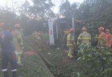 Ônibus tomba na BR-040/RJ, em Petrópolis, e deixa 8 mortos e dezenas de feridos Ônibus tomba na BR-040/RJ, em Petrópolis, e deixa 8 mortos e dezenas de feridos