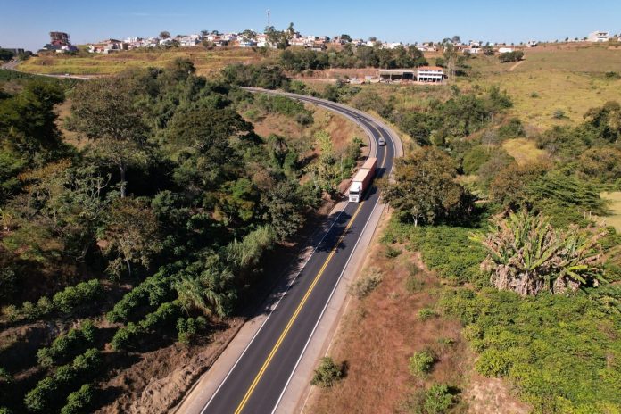 Poda de árvores requer atenção redobrada dos motoristas na BR-146, em Guaxupé (MG) Poda de árvores requer atenção redobrada dos motoristas na BR-146, em Guaxupé (MG)
