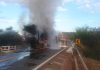 VÍDEO: Carreta-cegonha pega fogo e 9 veículos da BYD são destruídos pelas chamas na BR-364/GO VÍDEO: Carreta-cegonha pega fogo e 9 veículos da BYD são destruídos pelas chamas na BR-364/GO