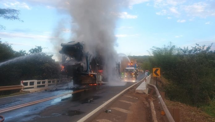 VÍDEO: Carreta-cegonha pega fogo e 9 veículos da BYD são destruídos pelas chamas na BR-364/GO