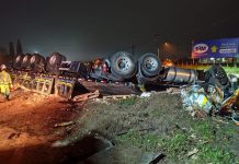 Acidente entre duas carretas mata caminhoneiro na BR-101/SC, em Araquari