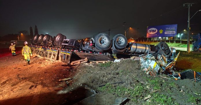 Acidente entre duas carretas mata caminhoneiro na BR-101/SC, em Araquari Acidente entre duas carretas mata caminhoneiro na BR-101/SC, em Araquari