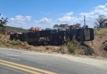 Carreta em alta velocidade colide contra ônibus na GO-010; ambos tombam e deixam 6 mortos, em Luziânia Carreta em alta velocidade colide contra ônibus na GO-010; ambos tombam e deixam 5 mortos, em Luziânia