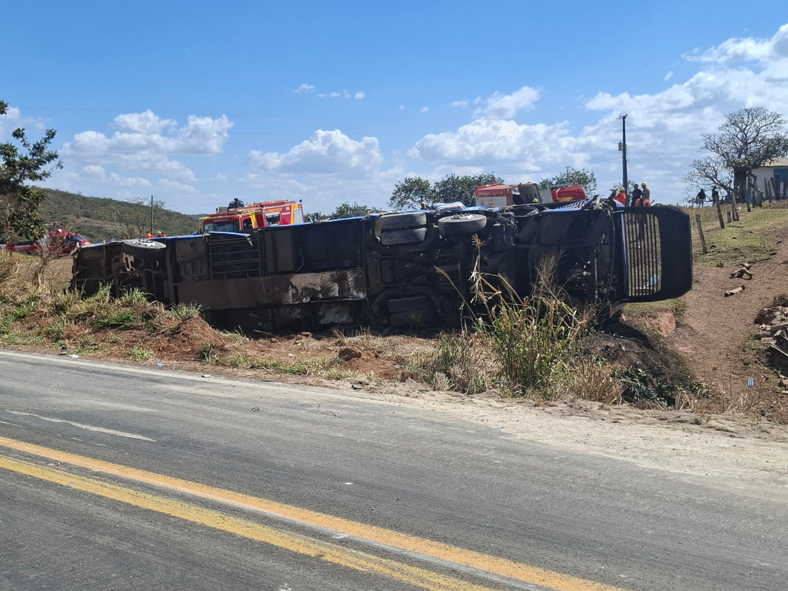 Carreta em alta velocidade colide contra ônibus na GO-010; ambos tombam e deixam 6 mortos, em Luziânia