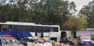 VÍDEO: Polícia Rodoviária de SP apreende droga e contrabando em ônibus na SP-270 Polícia Rodoviária de SP apreende droga e contrabando em ônibus na SP-270