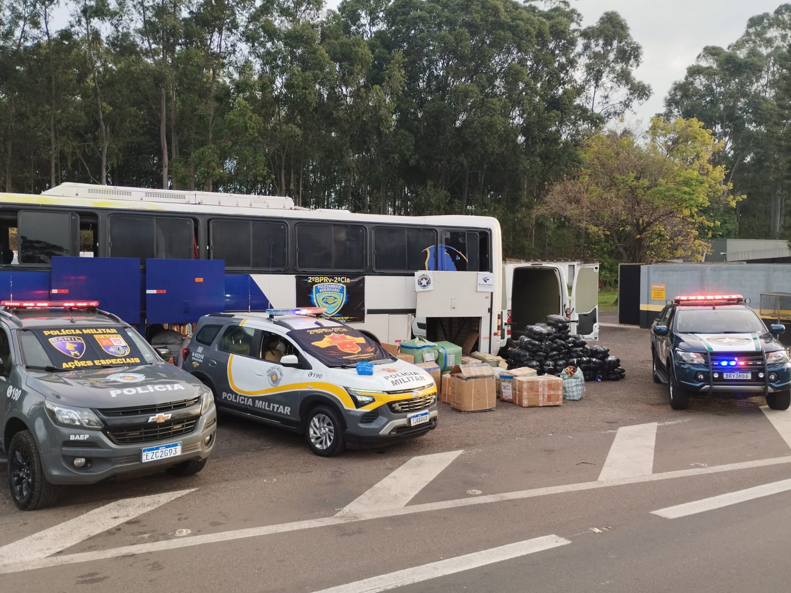VÍDEO: Polícia Rodoviária de SP apreende droga e contrabando em ônibus na SP-270