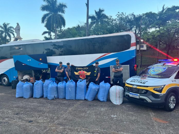 VÍDEO: Passageira boliviana é presa com drogas em ônibus na Raposo Tavares, em Álvares Machado (SP)