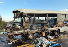Micro-ônibus colide com caminhão-baú na BR-153/SP e deixa 7 feridos, em Guaimbê Micro-ônibus colide com caminhão-baú na BR-153/SP e deixa 7 feridos, em Guaimbê