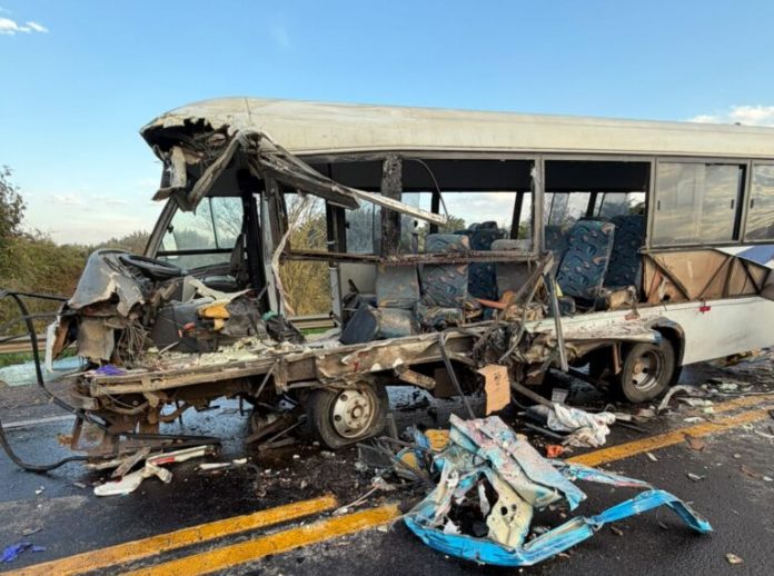 Micro-ônibus colide com caminhão-baú na BR-153/SP e deixa 7 feridos, em Guaimbê