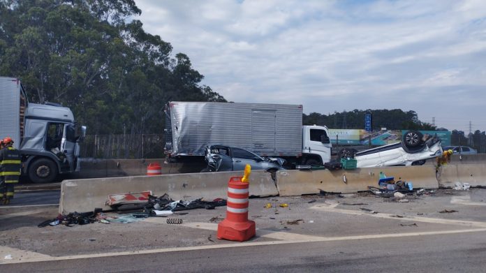 Acidente com 6 veículos na Via Dutra deixa feridos e fecha pista por quase 3h, em São José dos Campos Acidente com 6 veículos na Via Dutra deixa feridos e fecha pista por quase 3h, em São José dos Campos