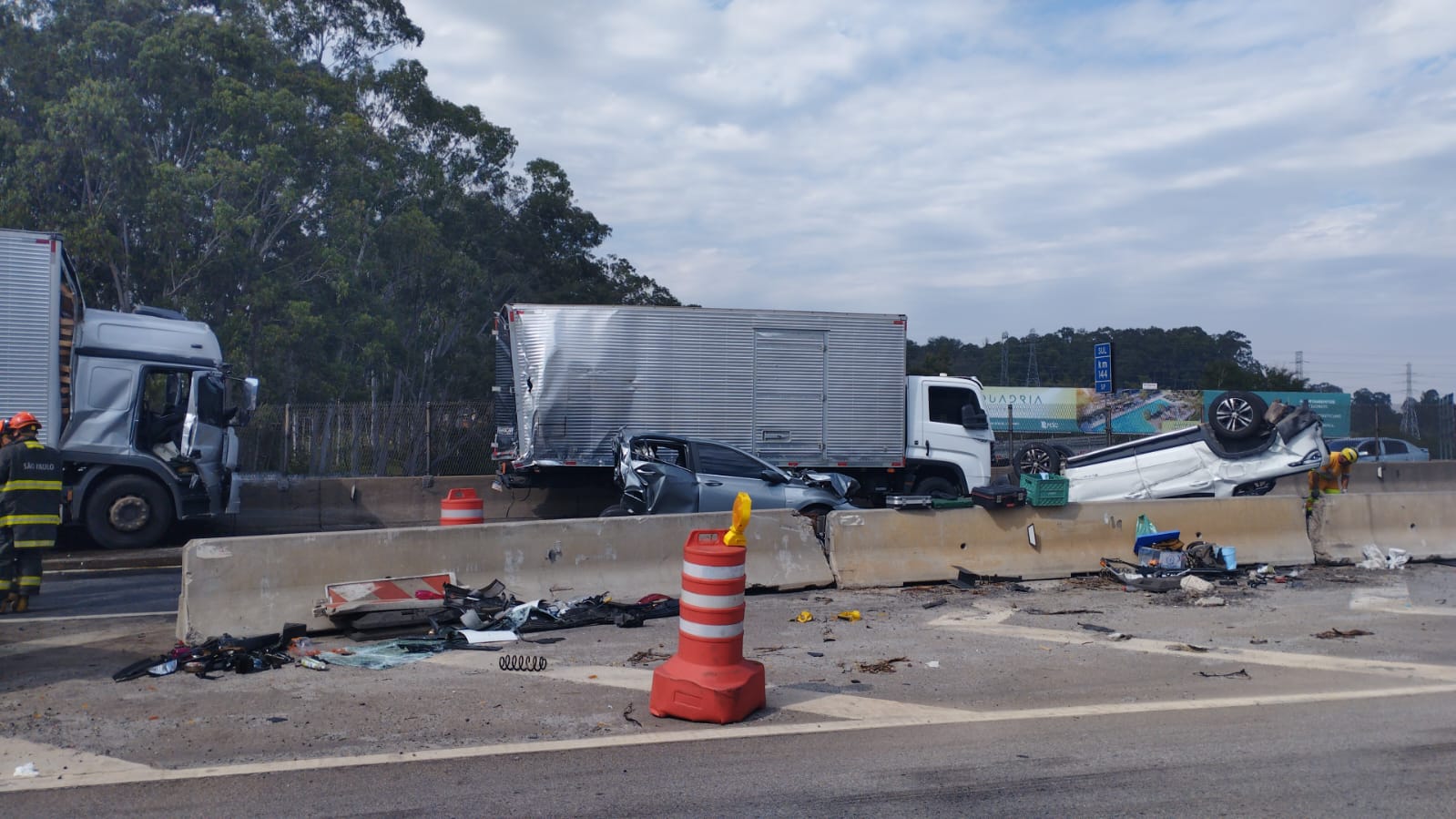 Acidente com 6 veículos na Via Dutra deixa feridos e fecha pista por quase 3h, em São José dos Campos