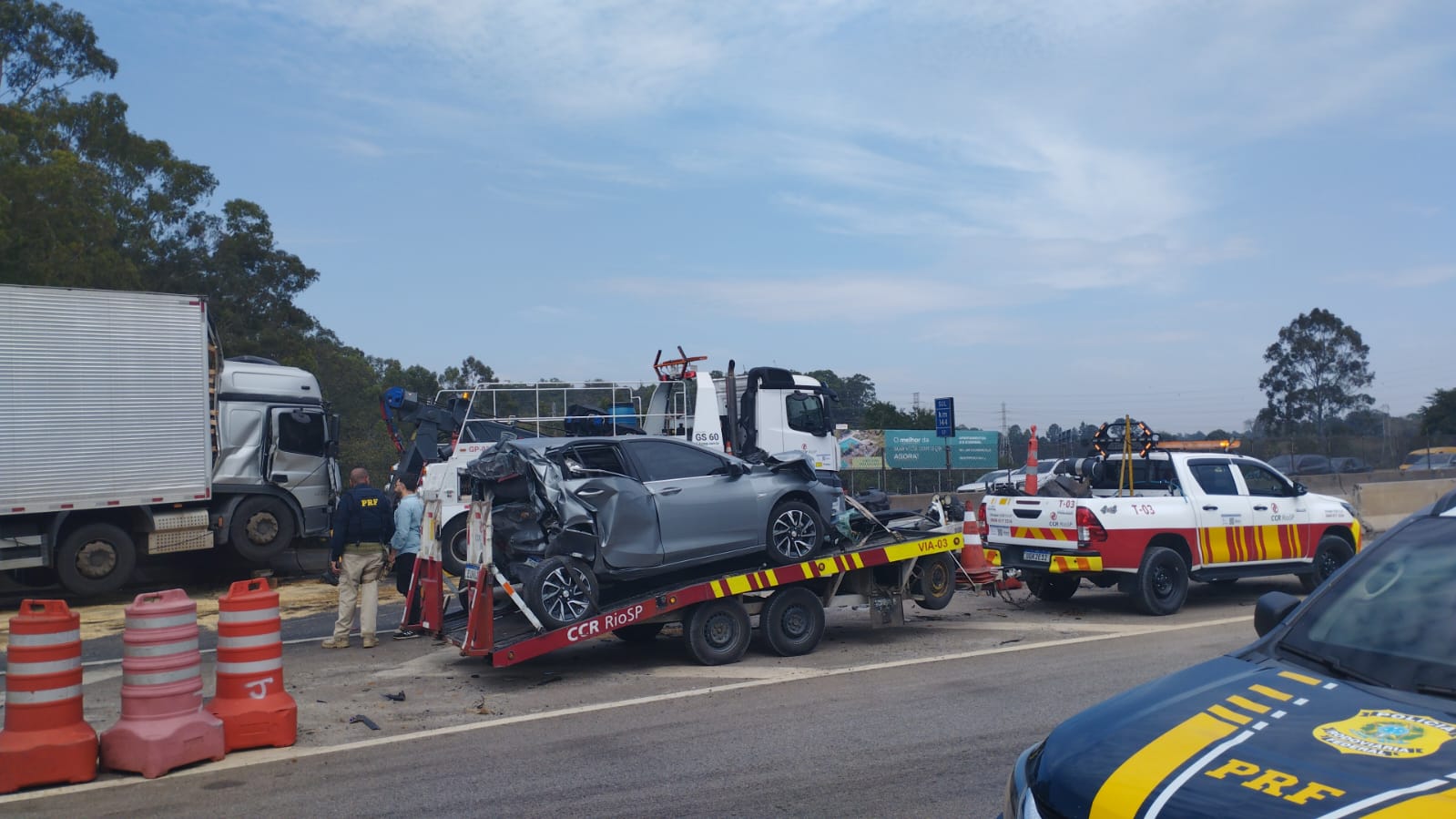 Acidente com 6 veículos na Via Dutra deixa feridos e fecha pista por quase 3h, em São José dos Campos