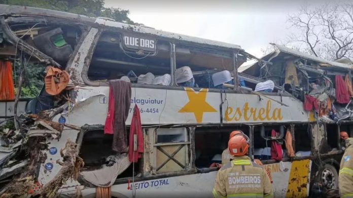 Em menos de uma semana, 35 pessoas morreram e dezenas ficaram feridas em acidentes envolvendo ônibus Em menos de uma semana, 35 pessoas morreram e dezenas ficaram feridas em acidentes envolvendo ônibus