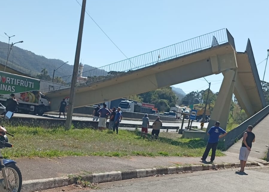 Image for Acidente com caminhão derruba passarela na Fernão Dias e deixa ao menos dois mortos, em Vargem (SP)