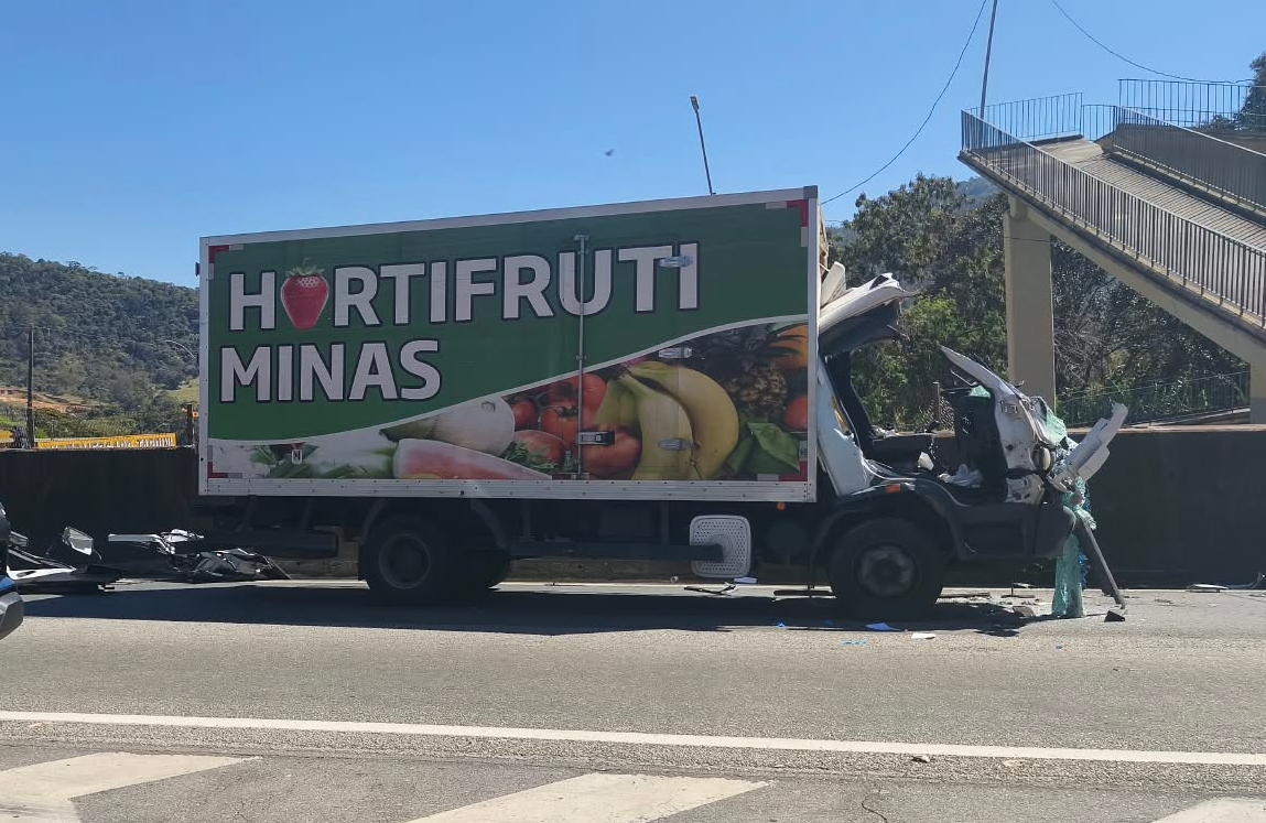 Acidente com caminhão derruba passarela na Fernão Dias e deixa ao menos dois mortos, em Vargem (SP)