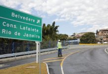 Viaduto é liberado ao tráfego e elimina passagem em nível, em Congonhas (MG)