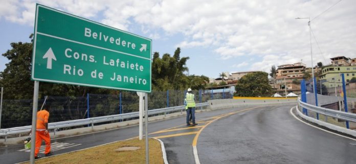 Viaduto é liberado ao tráfego e elimina passagem em nível, em Congonhas (MG) Viaduto é liberado ao tráfego e elimina passagem em nível, em Congonhas (MG)