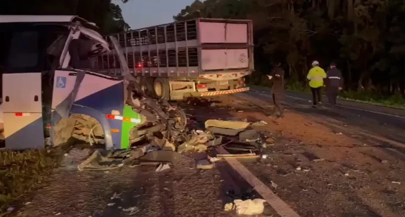 Acidente entre caminhão e micro-ônibus mata 23 pessoas na BR-373/PR, entre Imbituva e Ipiranga