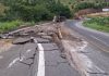 Caminhão tomba na BR-101, deixa motorista ferido e provoca danos no asfalto em Itamaraju(BA)