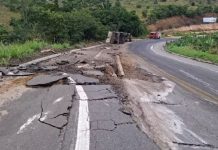 Caminhão tomba na BR-101, deixa motorista ferido e provoca danos no asfalto em Itamaraju(BA)