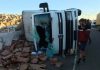 Caminhão tomba na BR-324/BA e carga de morangos é saqueada, em Salvador Caminhão tomba na BR-324/BA e carga de morangos é saqueada, em Salvador