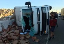 Caminhão tomba na BR-324/BA e carga de morangos é saqueada, em Salvador Caminhão tomba na BR-324/BA e carga de morangos é saqueada, em Salvador