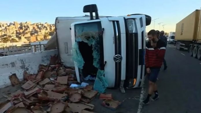 Caminhão tomba na BR-324/BA e carga de morangos é saqueada, em Salvador Caminhão tomba na BR-324/BA e carga de morangos é saqueada, em Salvador