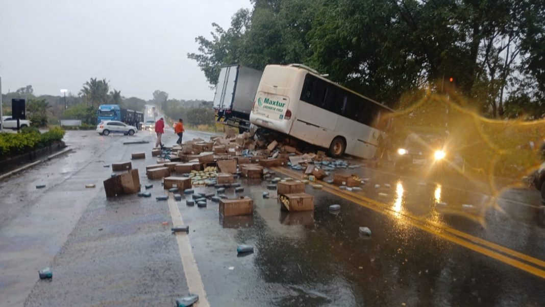 Acidente entre carreta-baú e ônibus na BR-040/MG deixa um morto e feridos, em Três Marias