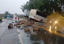 Acidente entre carreta-baú e ônibus na BR-040/MG deixa um morto e feridos, em Três Marias Acidente entre carreta-baú e ônibus na BR-040/MG deixa um morto e feridos, em Três Marias