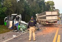 Acidente entre carreta e micro-ônibus mata 23 pessoas na BR-373/PR, entre Imbituva e Ipiranga, nos Campos Gerais do Paraná.