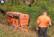 Ônibus da Amatur sai da pista na BR-319/AM e cai em ribanceira, entre Humaitá e Porto Velho