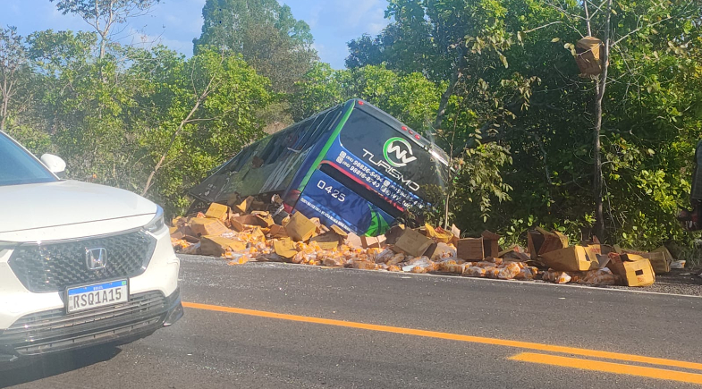 Caminhoneiro e motorista de ônibus morrem em colisão na BR-316/MA, em Caxias Caminhoneiro e motorista de ônibus morrem em colisão na BR-316/MA, em Caxias