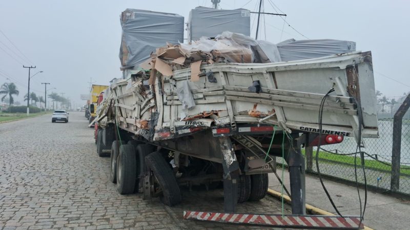 Acidente entre duas carretas mata caminhoneiro na BR-101/SC, em Araquari