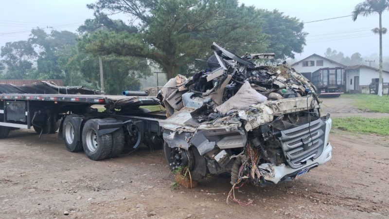 Acidente entre duas carretas mata caminhoneiro na BR-101/SC, em Araquari