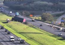 Choque entre carretas na Bandeirantes deixa caminhoneiros feridos gravemente, em Itupeva (SP) Choque entre carretas na Bandeirantes deixa caminhoneiros feridos gravemente, em Itupeva (SP)