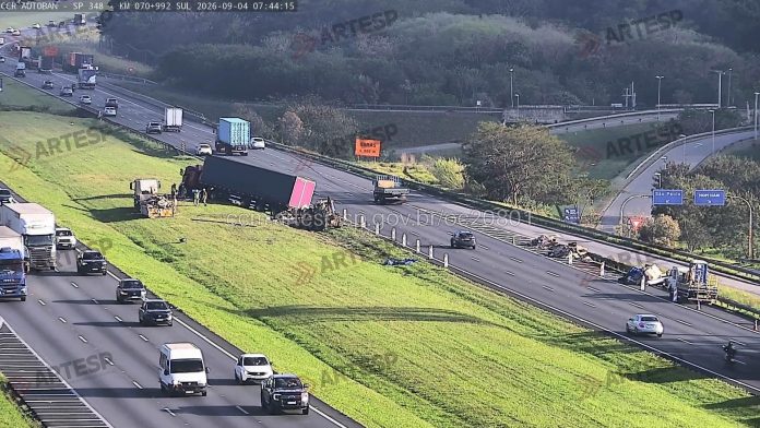 Choque entre carretas na Bandeirantes deixa caminhoneiros feridos gravemente, em Itupeva (SP)