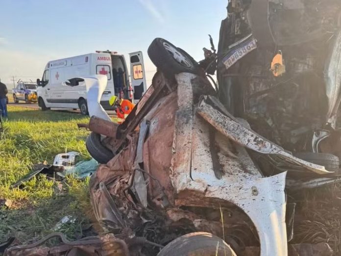 Acidente com van da Saúde de Eldorado e carro mata 5 e deixa 5 feridos na BR-163/MS, em Itaquiraí