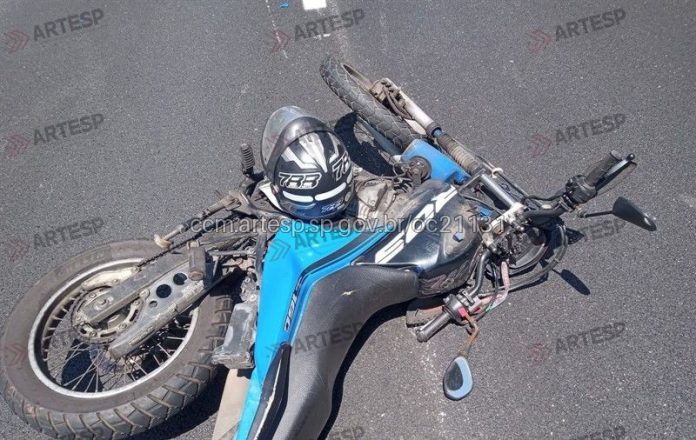 Motoqueiros batem na Imigrantes e ambos ficam feridos, em São Bernardo do Campo (SP) Motoqueiros batem na Imigrantes e ambos ficam feridos, em São Bernardo do Campo (SP)