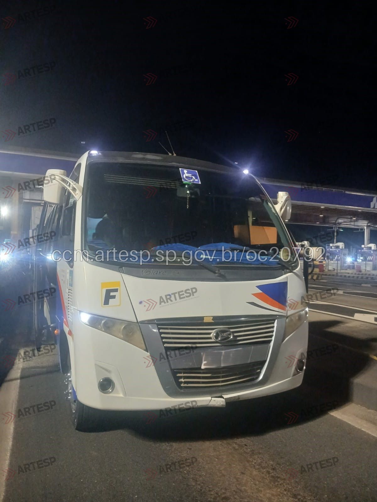 Cancela de pedágio na Via Anhanguera não abre e causa acidente com carro, micro-ônibus e carreta, em Limeira