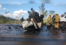 Acidente com carretas e carro na BR-381/MG deixa um morto e interdita a via, em João Monlevade Acidente com carretas e carro na BR-381/MG deixa um morto e interdita a via, em João Monlevade