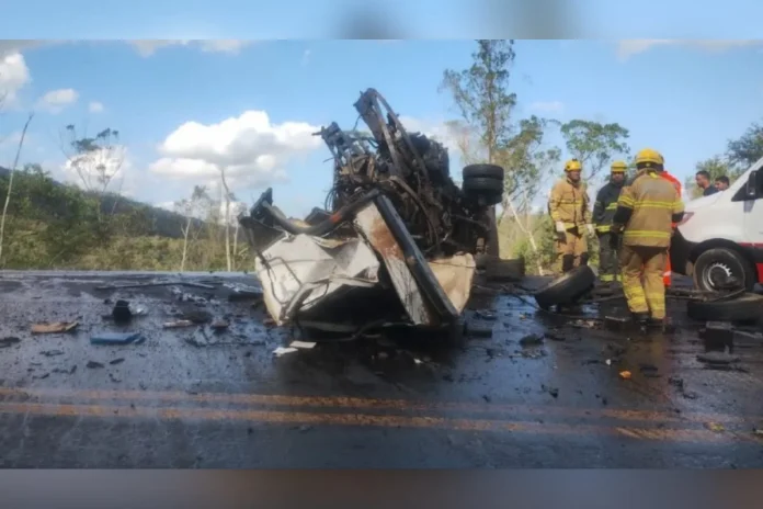 Acidente com carretas e carro na BR-381/MG deixa um morto e interdita a via, em João Monlevade Acidente com carretas e carro na BR-381/MG deixa um morto e interdita a via, em João Monlevade