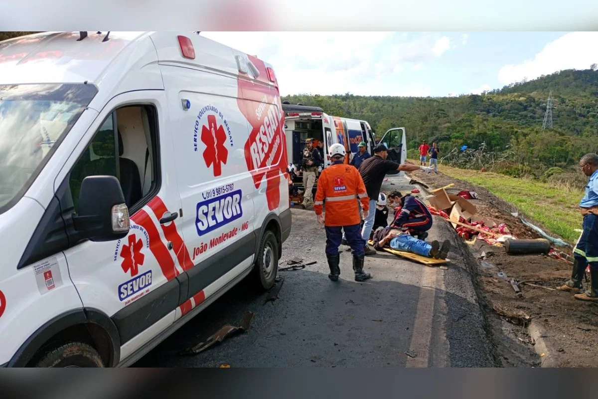 Acidente com carretas e carro na BR-381/MG deixa um morto e interdita a via, em João Monlevade